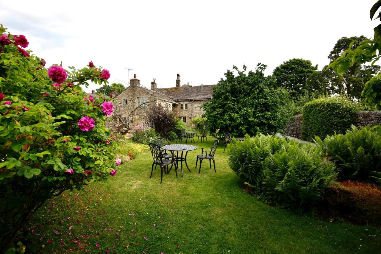 Отель Ashfield House Грассингтон Экстерьер фото The garden at the Old Parsonage