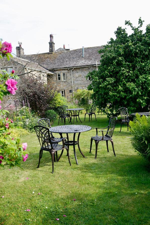 Отель Ashfield House Грассингтон Экстерьер фото The garden at the Old Swan