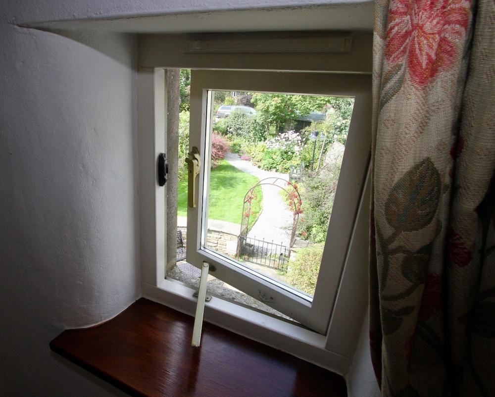 Отель Ashfield House Грассингтон Экстерьер фото A window open for ventilation