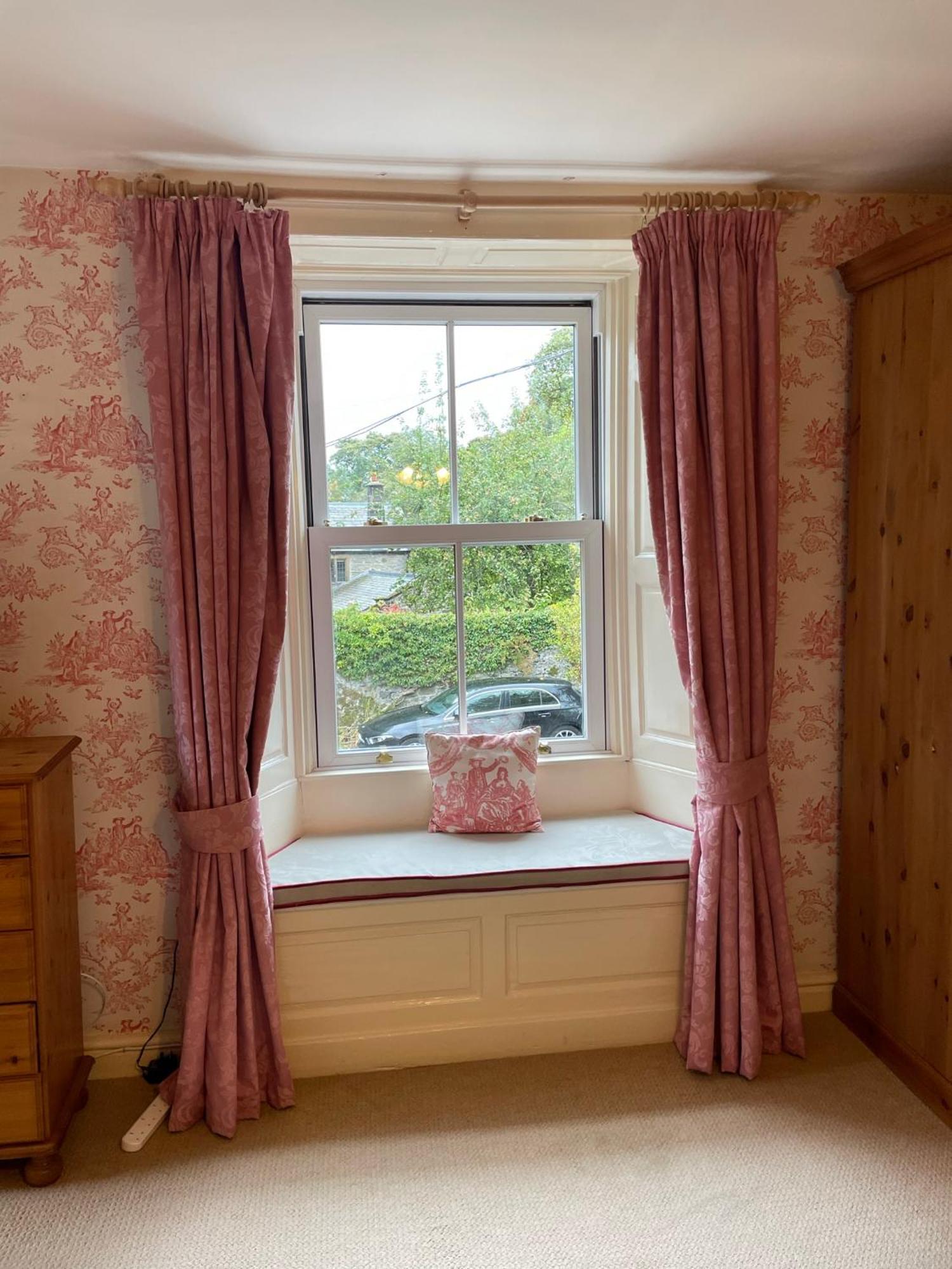 Отель Ashfield House Грассингтон Номер фото A window with a window seat